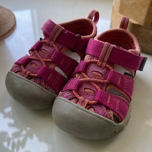 TODDLER/baby size 5 Keen Sandal